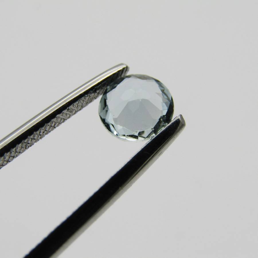 Natural Aquamarine of 0,56 carat - round mixed cut - Medium light toned blue - certified by Gemlab