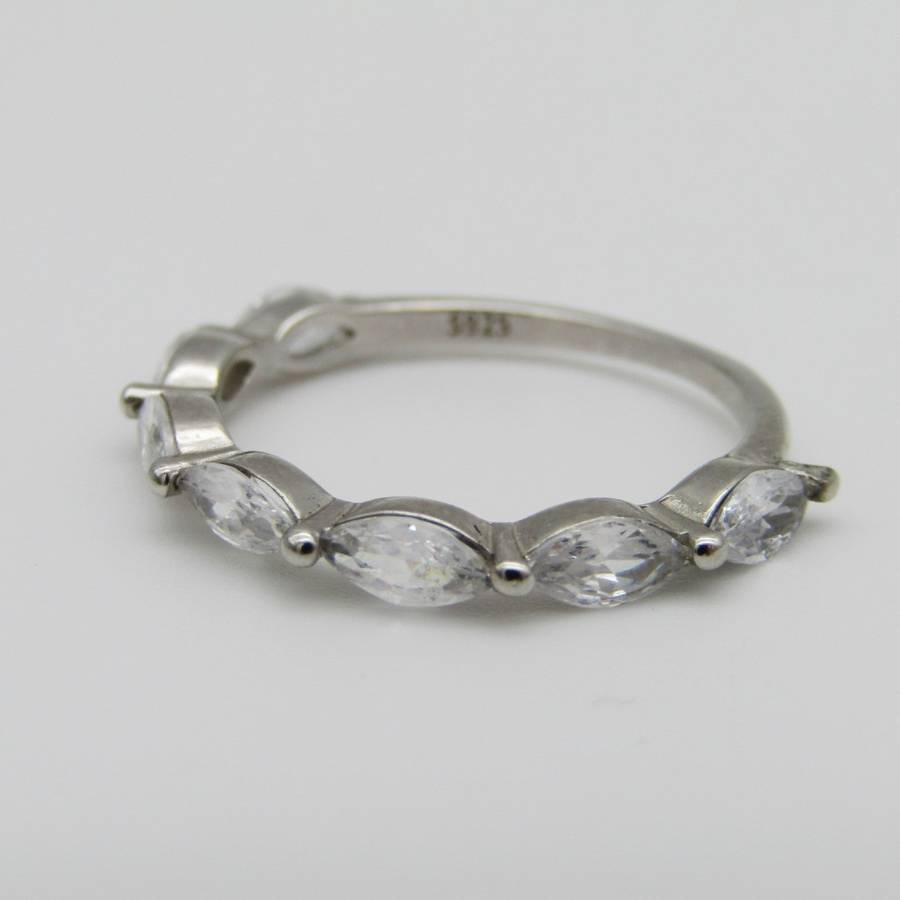 Sterling Silver ring with 7 clear stones - Size S - 2,1g