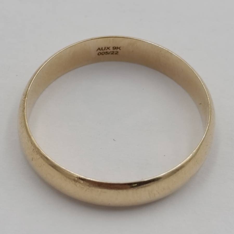 9kt Yellow gold mens ring - weighs 2.3g