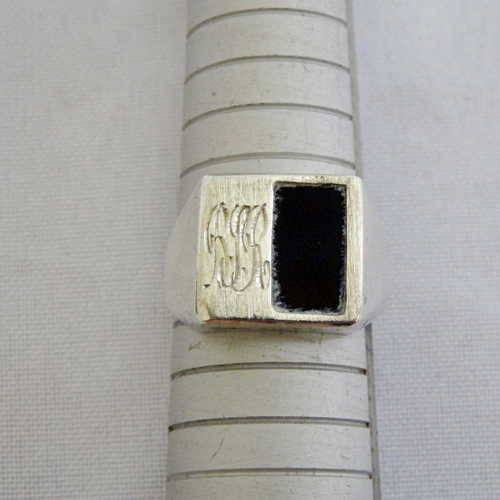 Silver marked mens ring with unknown black stone - Size: U1/2 - Weighs: 5.8 g