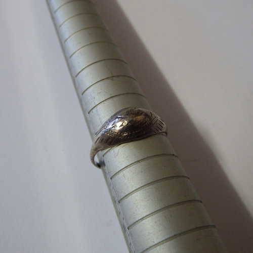 Vintage Sterling Silver ring - Weighs : 1 gram - Size : J 1/2