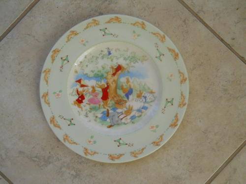 BUNNYKINS 20 cm plate by Royal Doulton with picnic scene ,tree and kite flying.