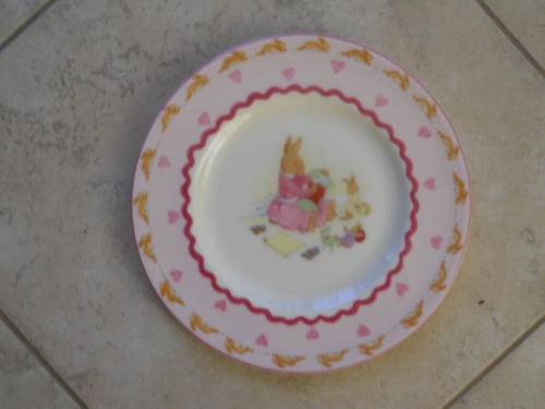 Bunnykins 20 cm plate by Royal Doulton with big bunny and babies with toys.