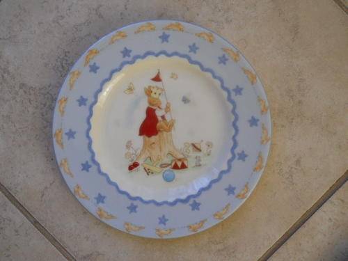 BUNNYKINS 20 cm plate by Royal Doulton with bunny as king on a throne.