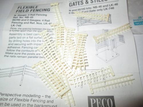 N GAUGE PECO LARGE FENCING 18 PIECES