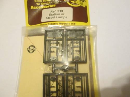 N GAUGE STATION AND STREET LIGHTS