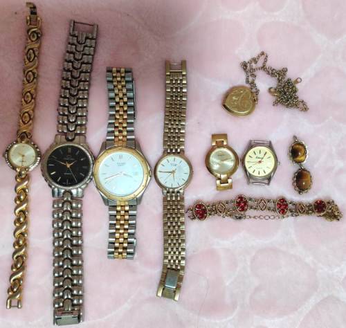 LOT VINTAGE GOLD JEWELRY AND WATCHES