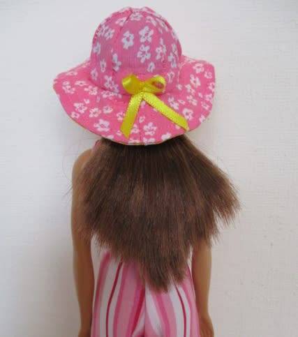 Barbie doll`s SUMMER HOLIDAY set No 19 - 5 outfits plus sleeping bag