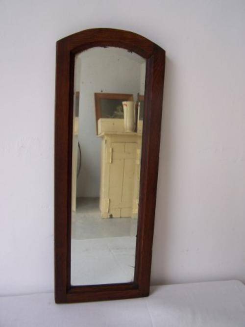 narrow oak mirror ... interesting decor !!!