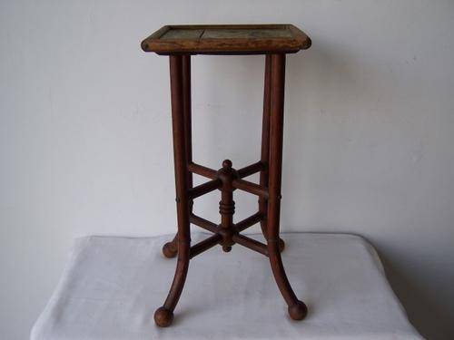 small table ... lovely detail !!!