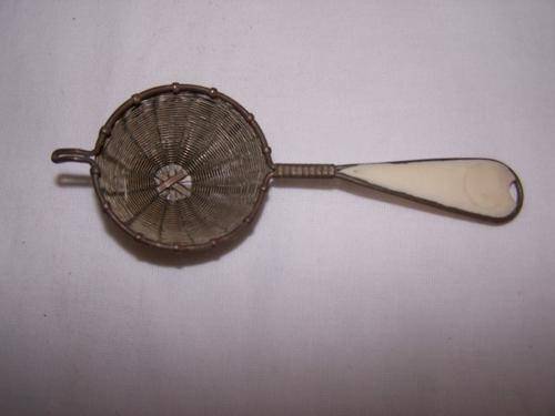 darling little strainer...so pretty !!!