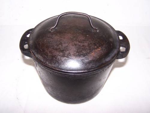 cast iron pot ... quaint handle !!!