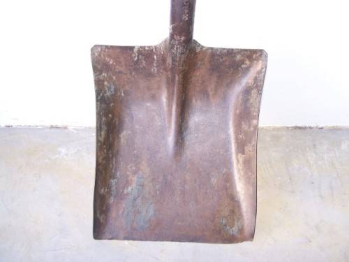 spade ... with a wooden handle !!!