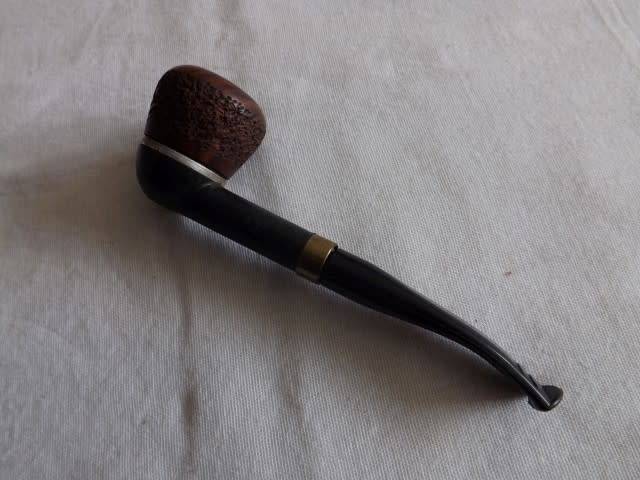 pipe #4 ... england falcon regd des 924139 ... !!!