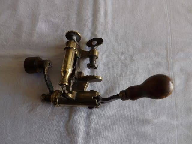 antique shell holder & bullet reloading press ... of brass ... !!!