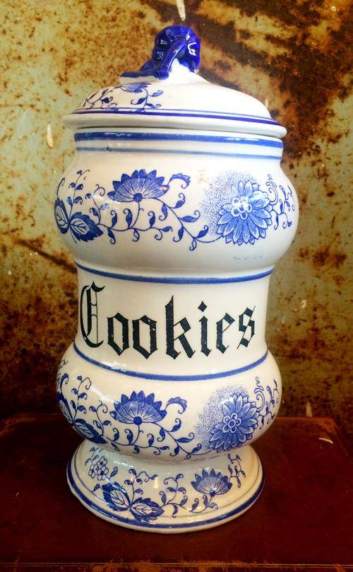 BLUE AND WHITE COOKIE JAR