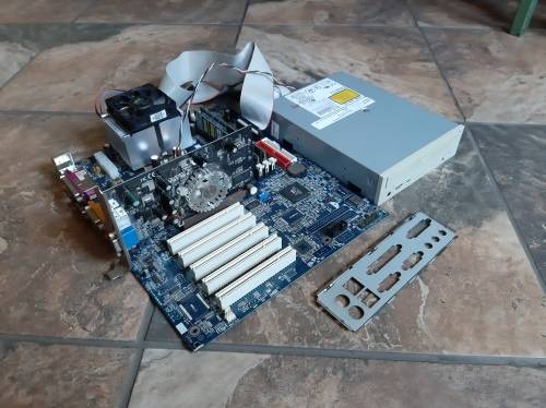 Legacy Gigabyte GA-7DXE - AMD Athlon 1700 - AGP screen card - 512MB ram - Pioneer DVR-105 DVD writer