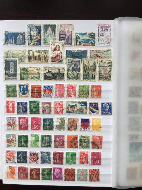 Collection with approximately 1000 different stamps