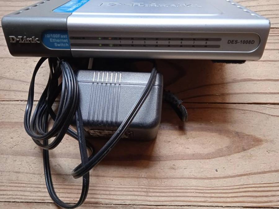 D-Link 8-port 10/100 Mb/s ethernet switch with PSU