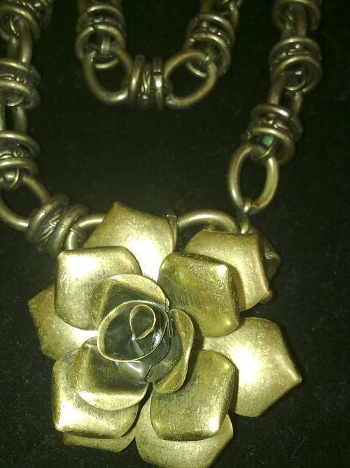 STUNNING COPPER TONE NECKLACE WITH ROSE PENDANT
