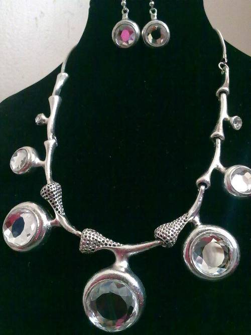 LAST ONE!!EXCLUSIVELY 2010 HADASSAH COLLECTION TIBETAN SILVER 5 CRYSTALS TWIGGS NECKLACE & EARRINGS