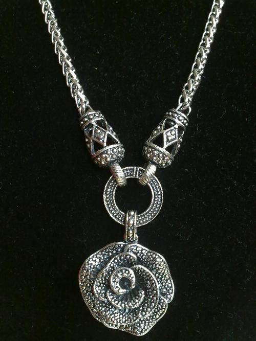 *R190* 2010 HADASSAH COLLECTION!!STUNNING!!! NEW TIBETAN SILVER MARGASITE LOOK ROSE NECKLACE