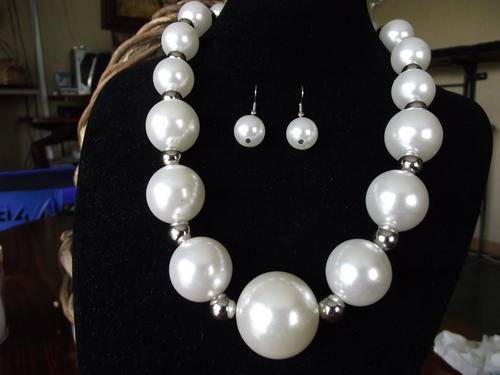LAST ONE!!STUNNING PEARLY NECKLACE & EARRINGS SET