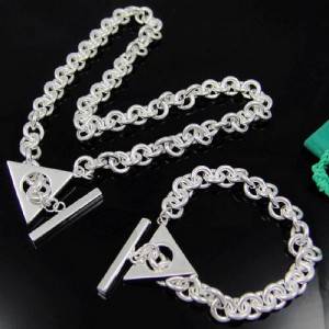 ONE ONLY!!STUNNING. STERLING SILVER TRIANGLE T/O CLASP CHUNKY SET
