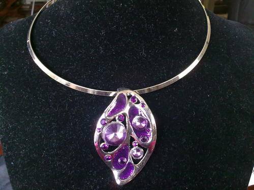 STUNNING LEAF SHAPED PURPLE STONES TIBETAN SILVER PENDANT ON CHOKER