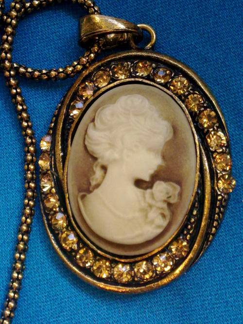 OLD GOLD TONE CAMEO LONG POPCORN NECKLACE