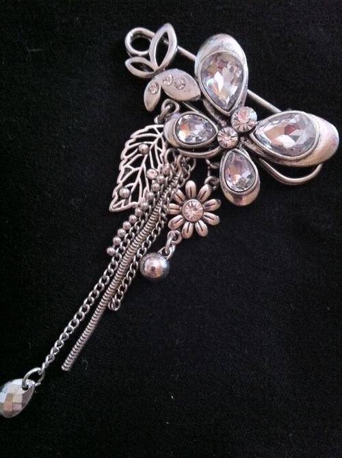 GORGEOUS DIAMANTE BUTTERFLY DANGLING CHAINS PIN BROOCH