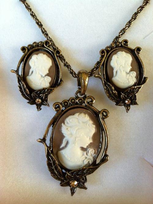 STUNNING OLD GOLD TONE CAMEO,GOLD STONES NECKLACE, EARRINGS SET
