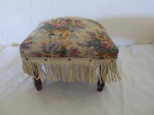 Nice tapersty foot stool on legs