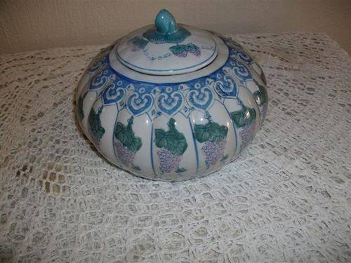 Oriental vase in form of a pumpkin ...??