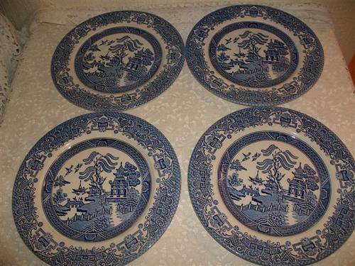Lovely set of four willow pattern dinner plates