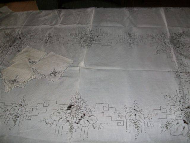 stunning vintage emboriderd table cloth with napkins