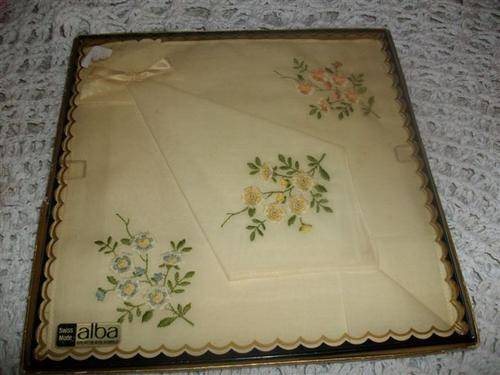Vintage embroidered ladies boxed handkerchiefs set