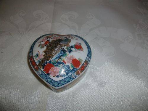 Lovely little heart shaped imari style peacock scence trinket box
