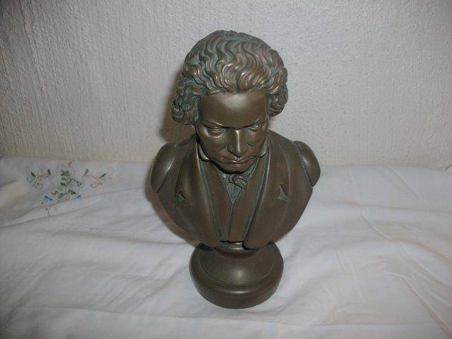 Bigger head model of musician head lot 5