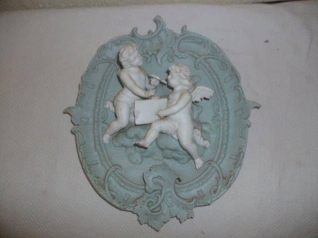 Gorgeous vintage cherub wall hanging - some damage please note - lot 1