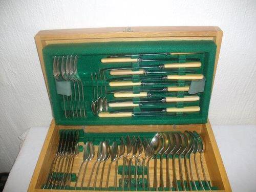 Marvelous wooden cased canteen set with vintage cutlery pieces +- 62 pieces