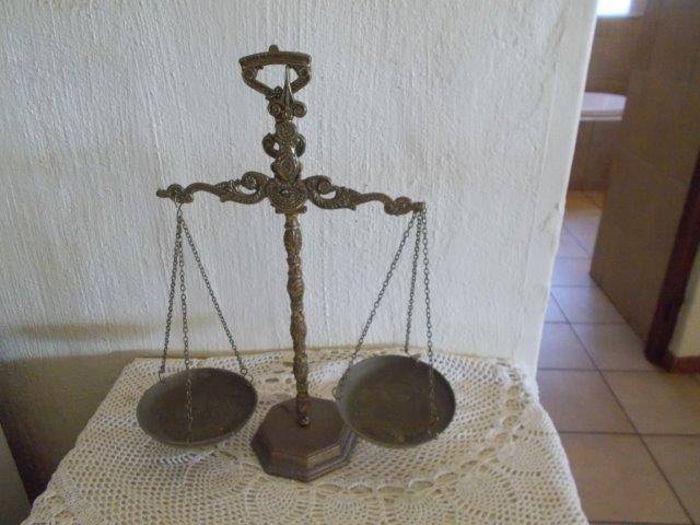 Nice metal brass looking  scale of justice
