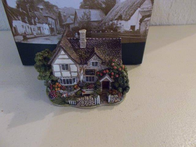 collectable lilliput lane in the box with papers the white heart L2382