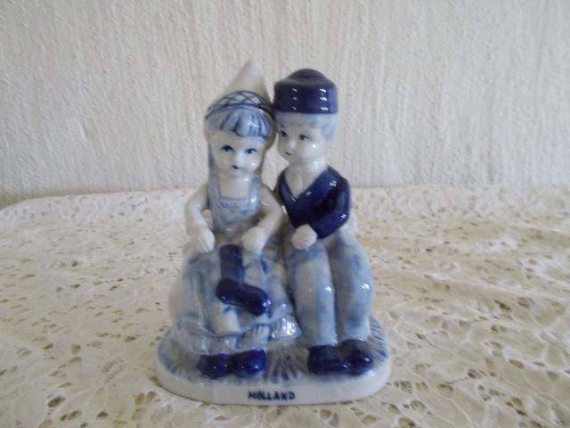 Blue and white delft figurine couple