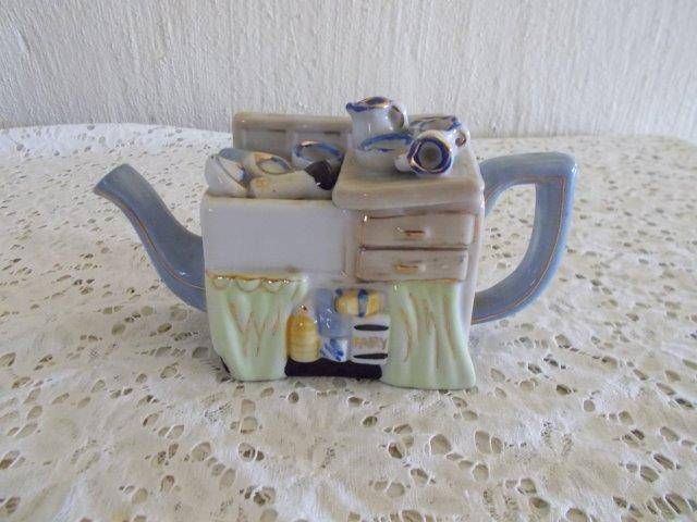 lovely little kitchen style collectors tea pot
