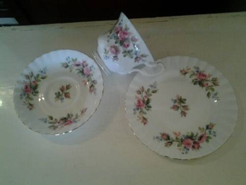 Stunning royal albert moss rose tea cup trio - lot 6