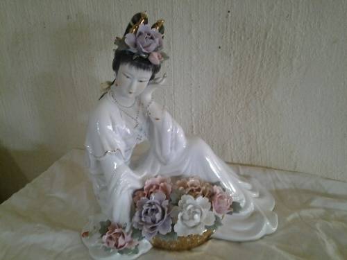 Stunning oriental porcelain lady figruine sitting
