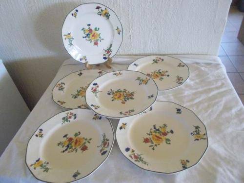 A set of six pretty floarl vintage Royal doulton plates