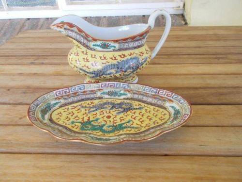 Stunning oriental dargon pattern porcelain gravy boat and saucer