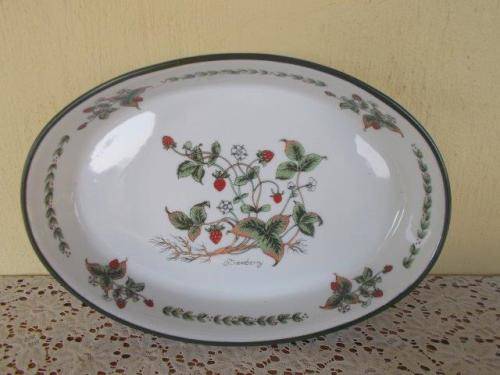 Wiesenthal  strawberry pattern oval oven dish